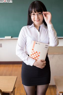 女孩迈开腿让男孩给她打扑克